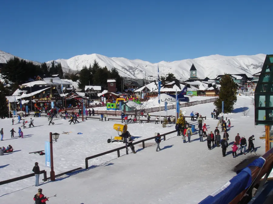 La base del cerro Catedral con nieve