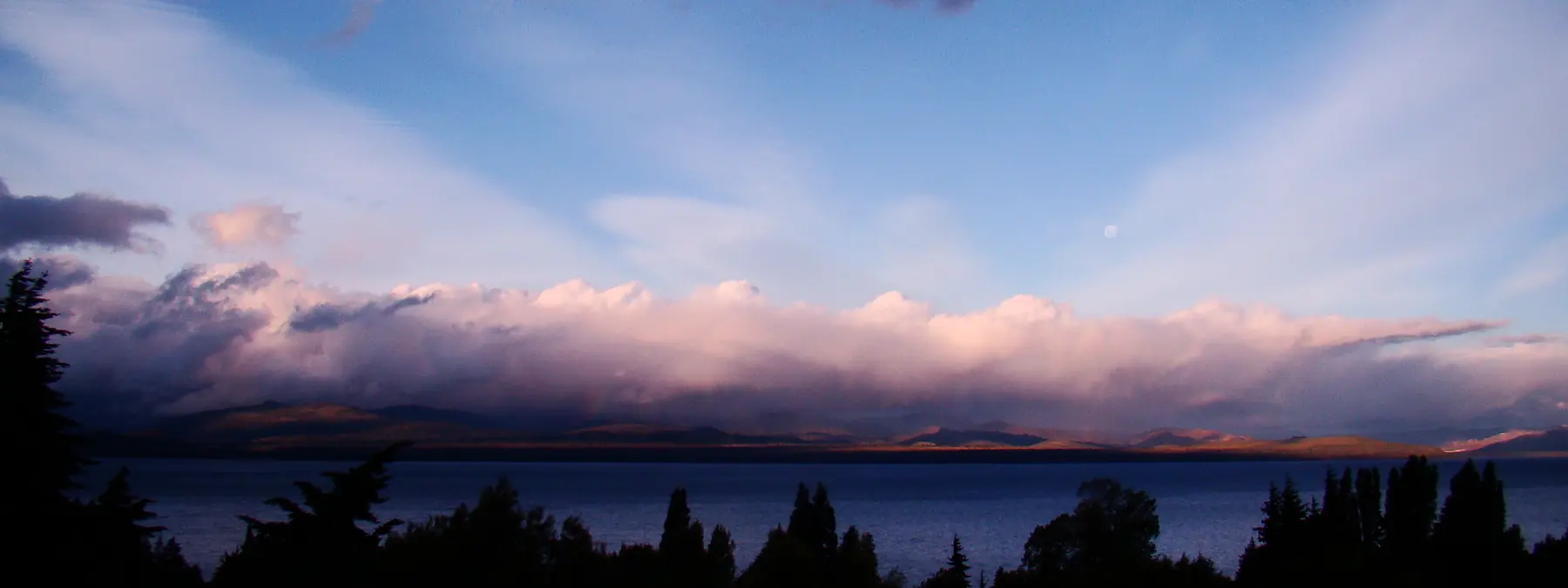 Atardecer sobre el lago Nahuel Huapi